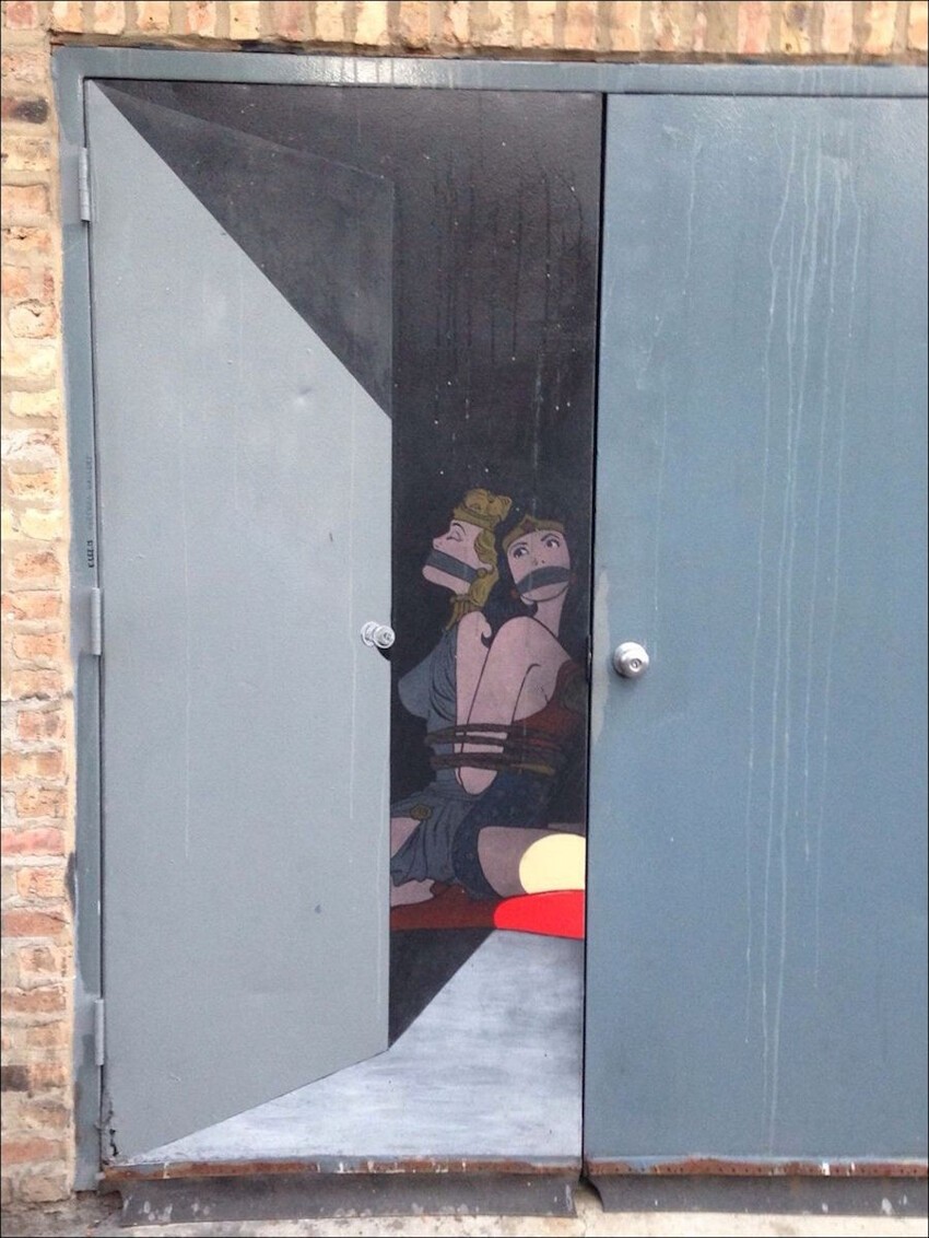 12. Рисунок на двери гаража.