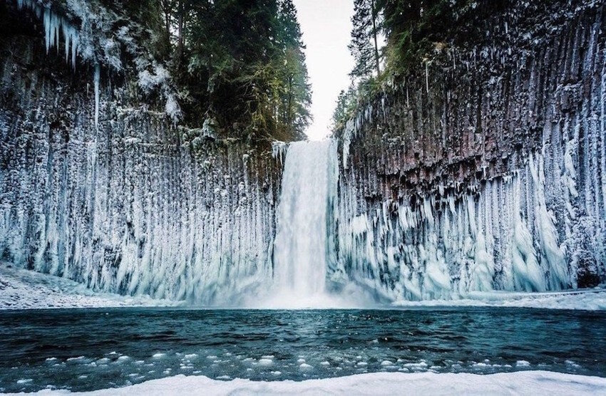 25. Замёрзший водопад в Орегоне, США.