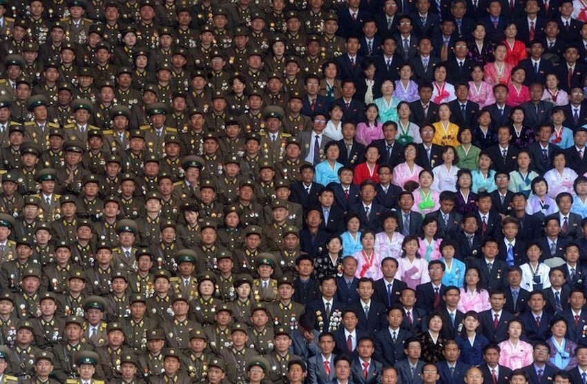 27. Военные и гражданские в Северной Корее на стадионе Ким Ир Сена.