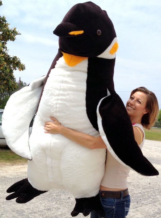 23. И наконец, большой плюшевый пингвин, который и стоит дорого, и некуда поставить, но его так хочется купить