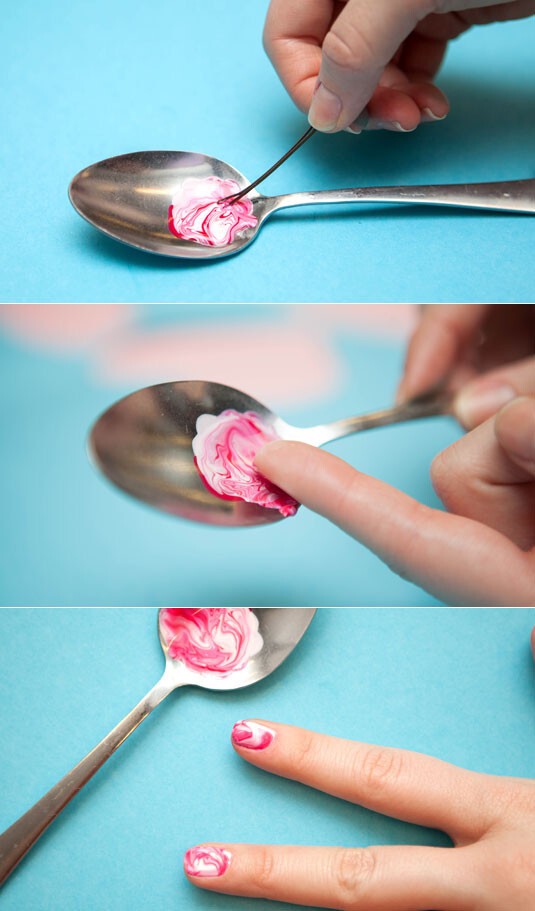 17. Создать эффект мраморных ногтей очень просто: смешайте два лака разных цветов в ложке и нанесите на ногти