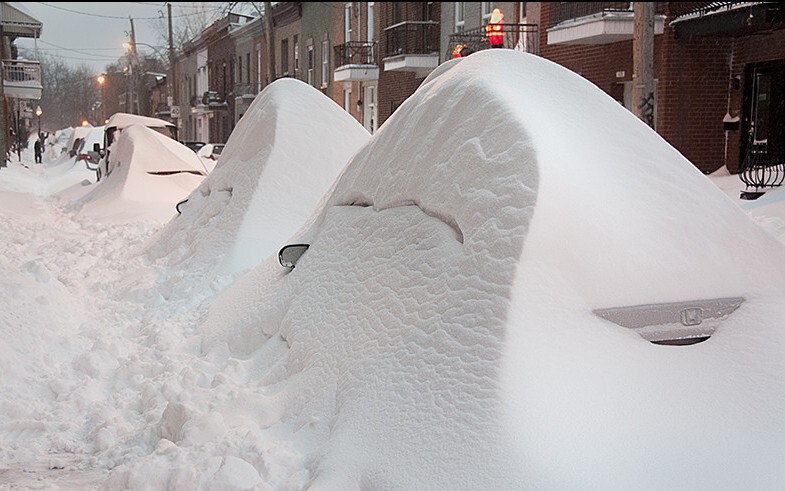 Найти зимним утром свой автомобиль на парковке достаточно сложно 