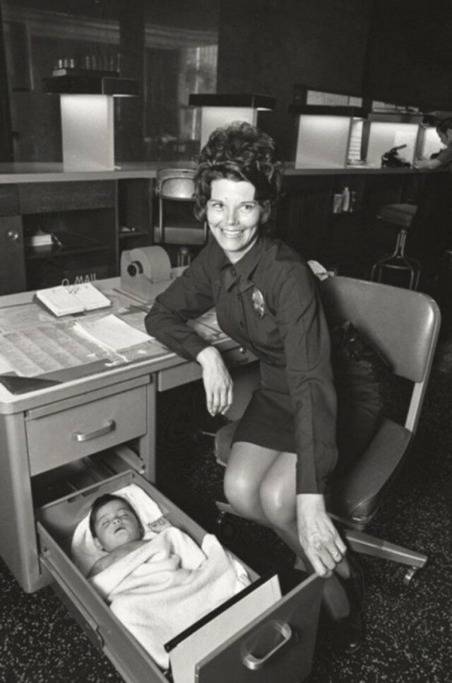 Брошенный ребенок спит в ящике стола в полицейском участке. Лос-Анджелес, 1971 год 