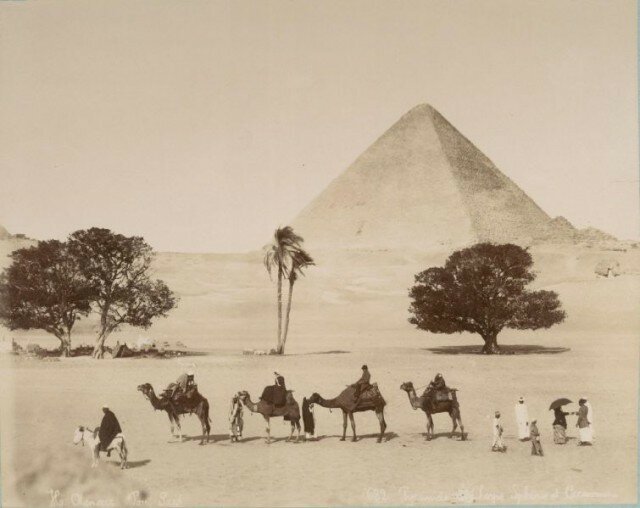 Караван идет мимо пирамид Гизы, 1860 год 