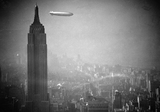 Гинденбург плывет мимо Эмпайр Стейт Билдинг в Манхэттене на своем пути к Лакхерсту, Нью-Джерси (1936). Это было первое путешествие из Германии через Северную Атлантику 