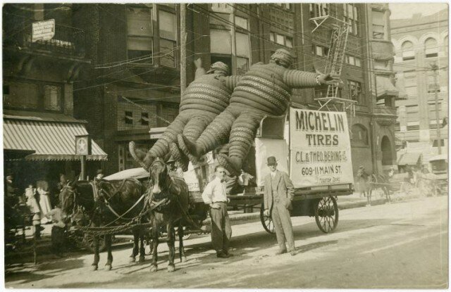 Реклама шин "Мишлен" с настоящими Мишлен-мэнами, Хьюстон, штат Техас, 1910 год 