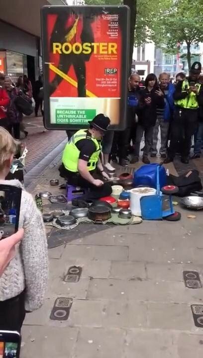 Лондонский полицейский показал класс на уличных барабанах 