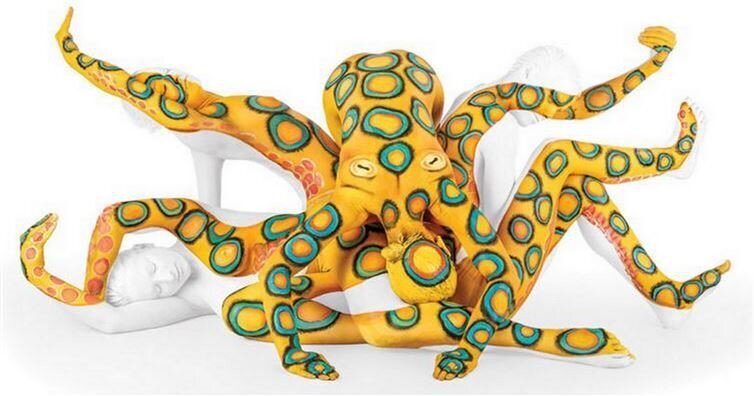 Талантливая мастер боди-арта превращает супергибких "людей-змей" в произведения искусства
