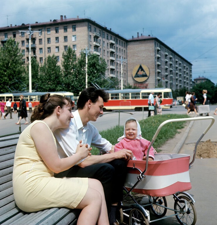 Семья в сквере на Ленинском проспекте, 1969: