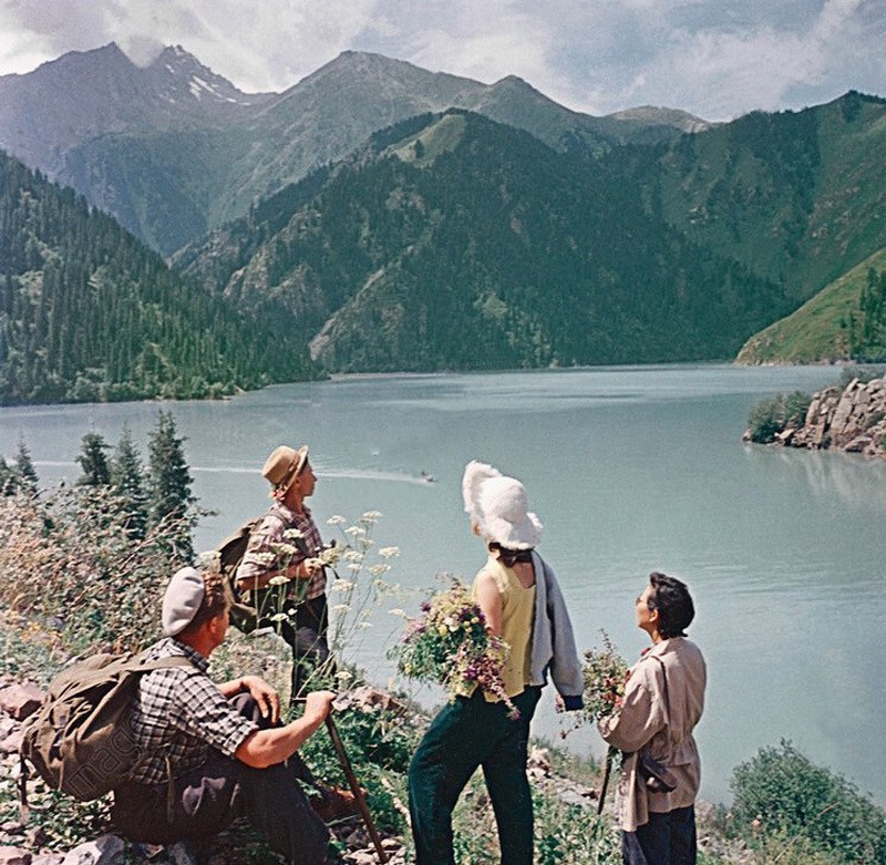 На озере Иссык-Куль, 1959: