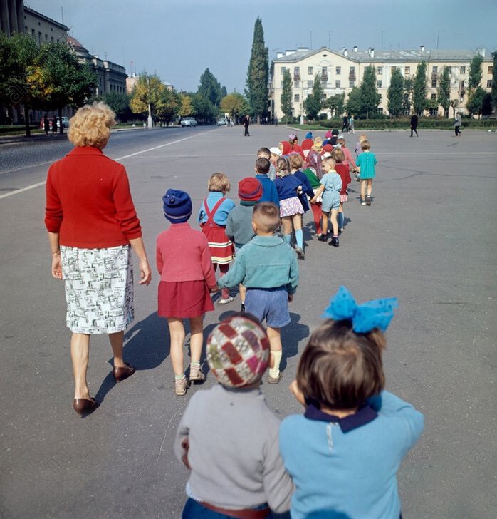 Детский сад на прогулке, Белорусская ССР, 1966 год^