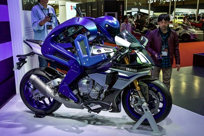 Yamaha представила первого в мире робота-мотогонщика