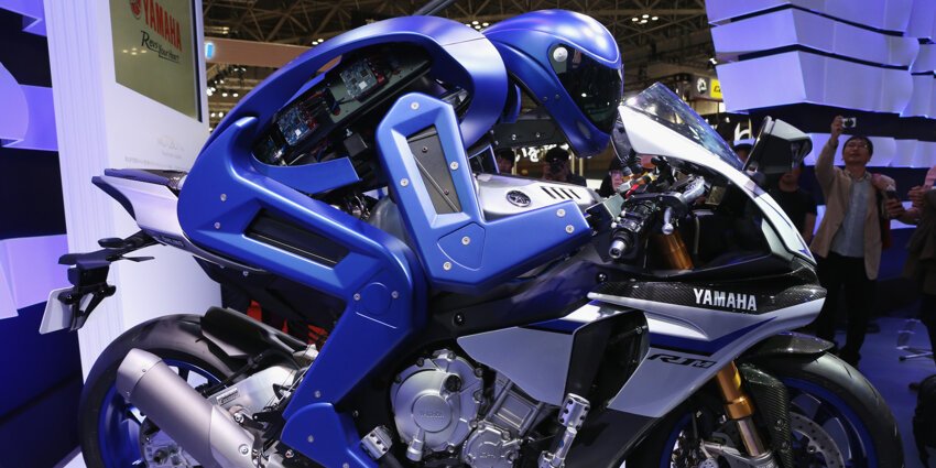 Yamaha представила первого в мире робота-мотогонщика