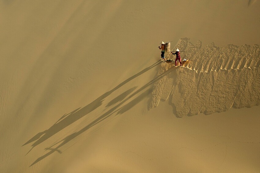 1. Восточная Азия и Тихоокеанский регион: рабочие идут через дюны во Вьетнаме. (Фото Lê Minh Quốc):