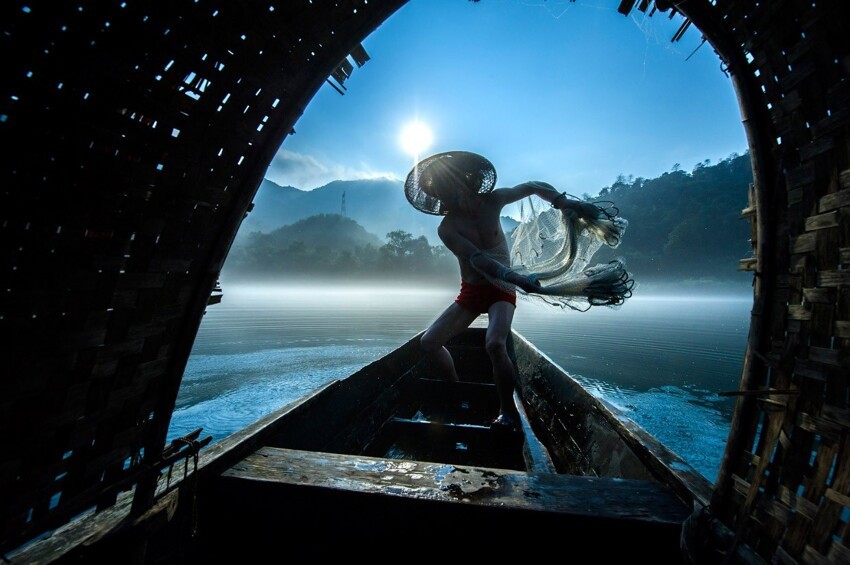 19. Второе место. Рыбак в Китае забрасывает сеть. (Фото Liming Cao):