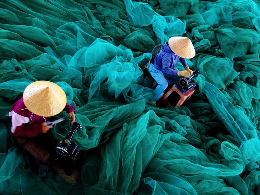 4. Поощрительный приз. Женщины чинят рыболовные сети, Вьетнам. (Фото Loc Mai):