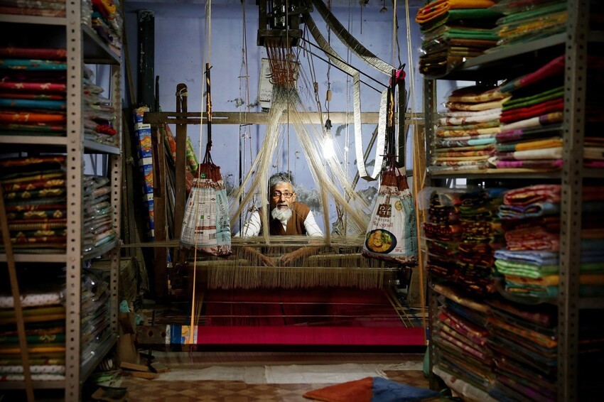 11. Предприятия малого бизнеса: ткач в Варанаси на 1 этаже своего дома. (Фото Tatiana Sharapova):