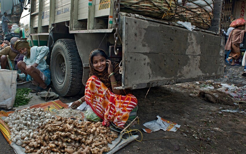 3. Продавщица имбиря и чеснока в Индии. (Фото Subrata Adkhikary):