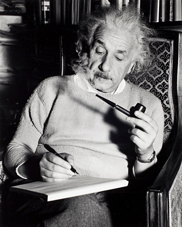 39. Альберт Эйнштейн курит трубку, 1940