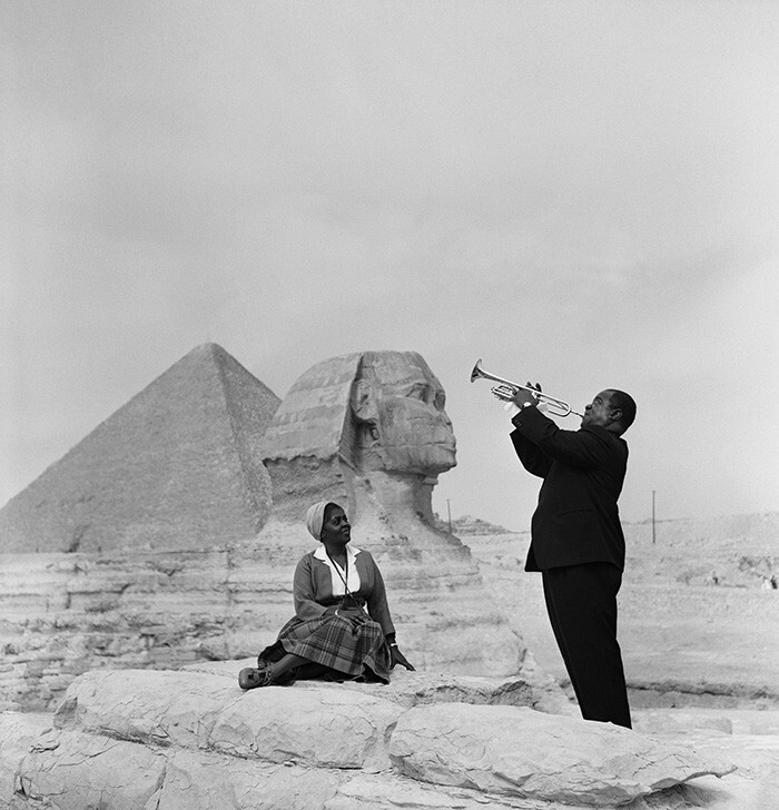 2. Луи Армстронг играет для своей жены в Гизе, 1961