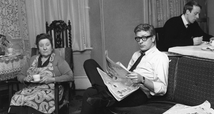29. Актер Майкл Кейн с мамой и братом, 1964