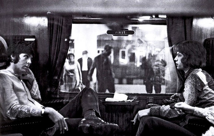 41. Пол МакКартни и Мик Джаггер в поезде на станции Юстон, 1967