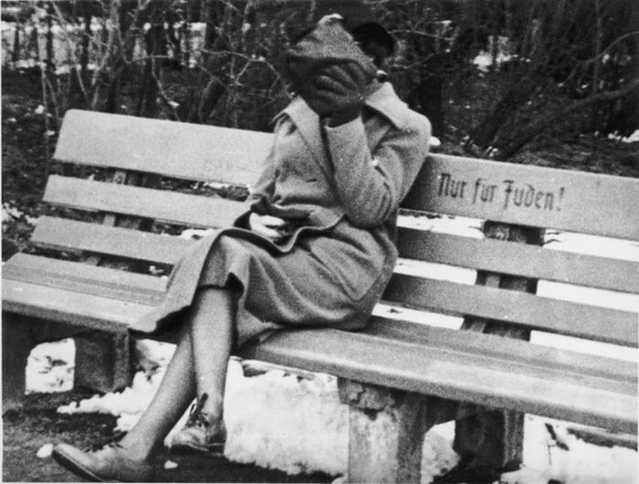 Еврейская женщина в Австрии сидит на скамейке с надписью «только для евреев».