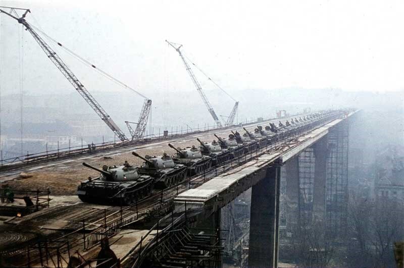 14. Испытания свежепостроенного Нусельского моста на прочность с помощью танков Т-55. Прага, 1970 год