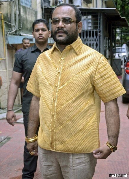 Этот мужчина настолько богат, что носит рубашку из чистого золота весом 4 кил...