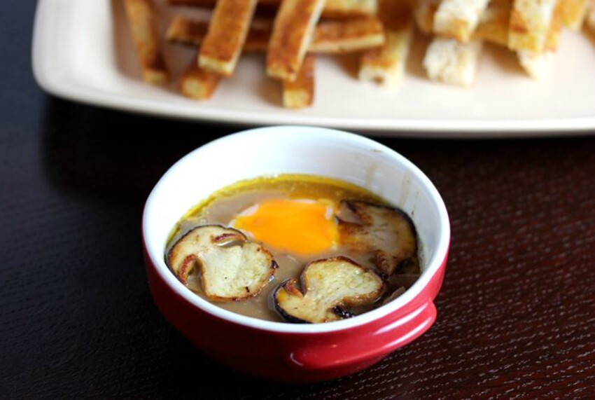 Яйца с куриной печенью в соусе с грибами