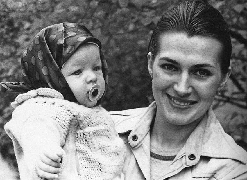 Галина Логинова с дочерью Милой, Киев, 1976 год