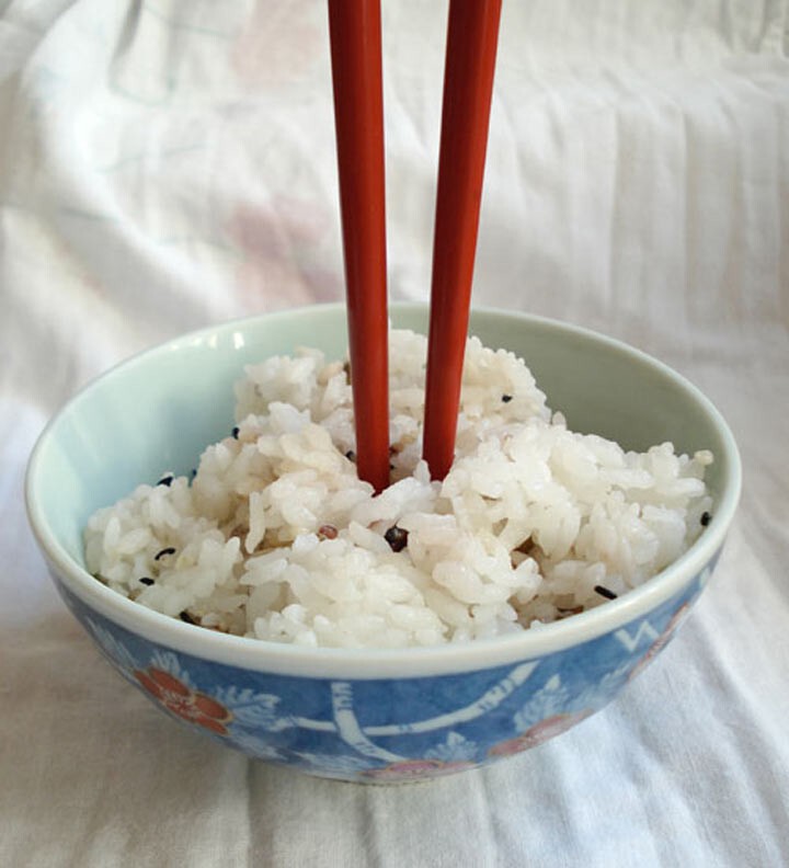 8. Вставленные вертикально в рис палочки для еды у японцев ассоциируются с приношениями усопшим. Делать это во время еды нельзя ни при каком условии