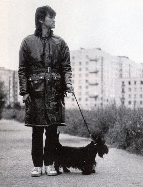 Виктор Цой со своим псом Билом во время прогулки, осень 1985-го года.