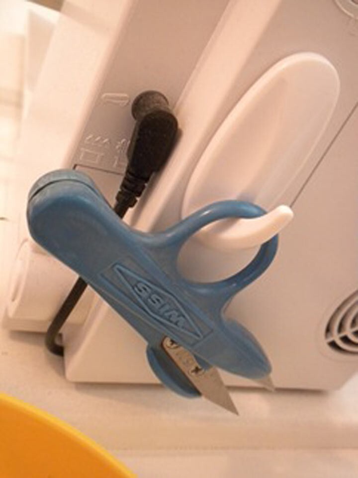 6. Закрепите крючок на боку вашей швейной машинки и повесьте ножницы. Теперь они не будут постоянно теряться в самый нужный момент