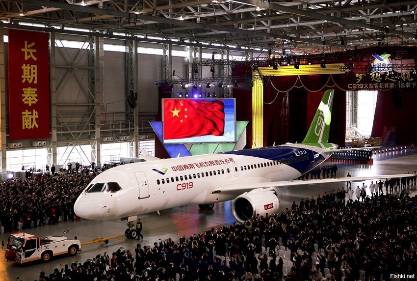 В Шанхае представлен первый самолет C919, разработка которого велась по иници...