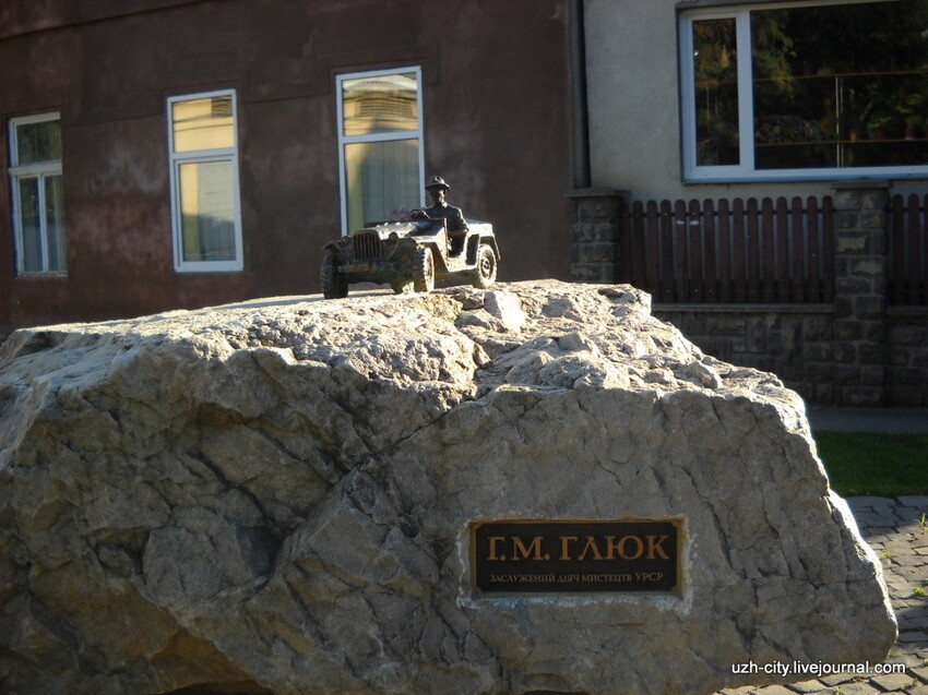 Памятник художнику Глюку Менее всего посещаемый памятник, потому что лежит вдали от «туристических троп».