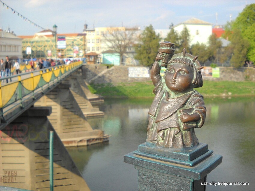 Статуя Свободы (Свободка) Мини-статуя Свободы в Ужгороде, которая является одновременно наименьшим действующим маяком в Украине, была изготовлена скульптором М. Колодко в стиле Фернандо Ботеро.
