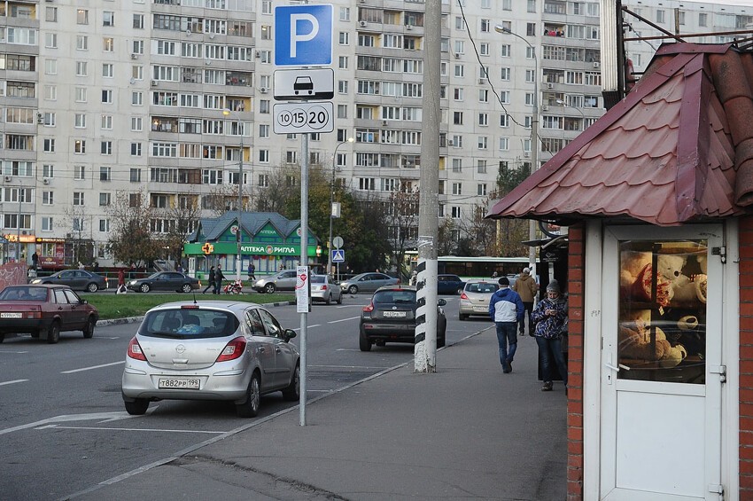 Кто пострадал от расширения зоны платных парковок в Москве