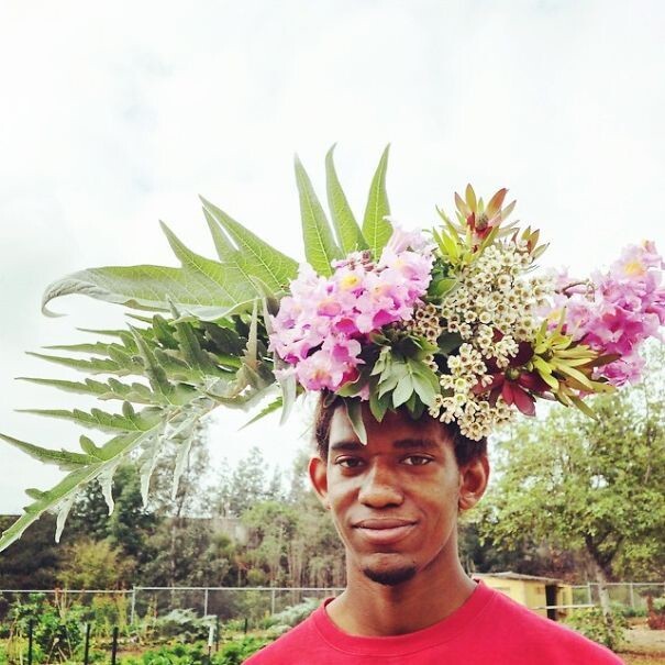 Фермер дарит своим друзьям короны из цветов