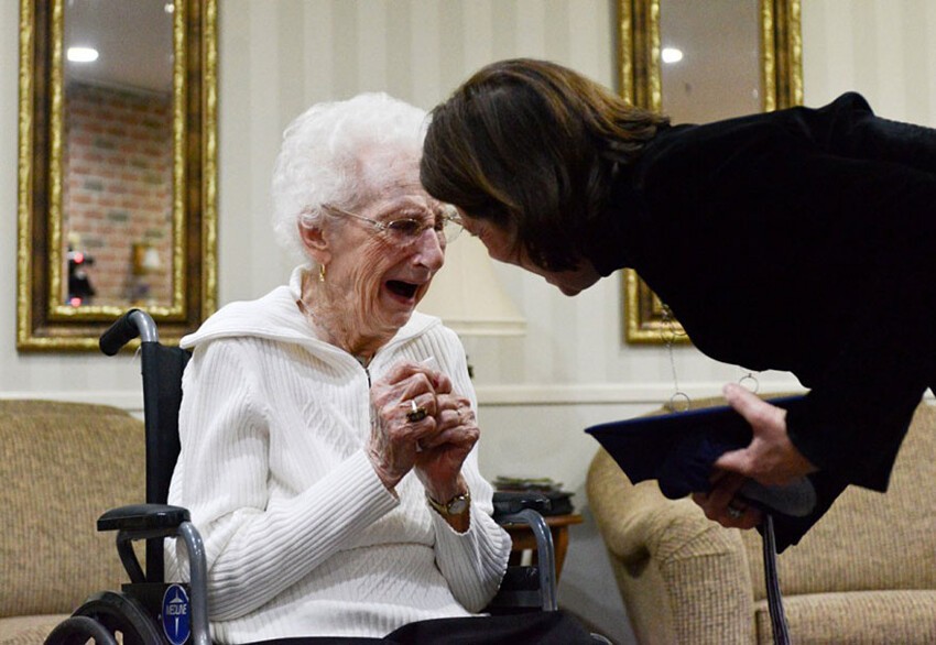 97-летняя Маргарет Бекема разрыдалась, когда ей вручили её шапочку выпускника