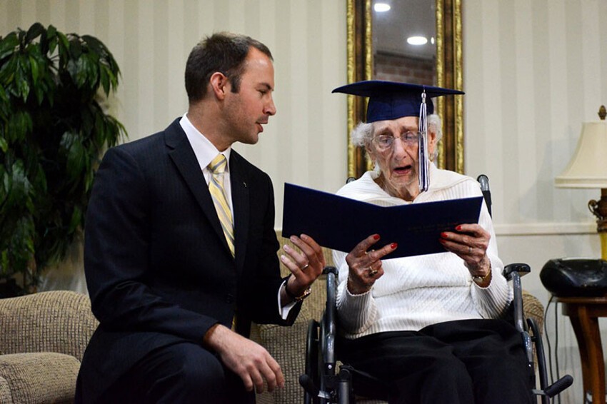 Она получила почётный диплом об окончании средней школы спустя 79 лет после того, как должна была быть выпускницей