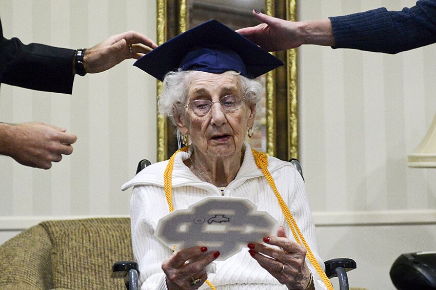 97-летняя старушка разрыдалась от счастья, когда, наконец, получила свой диплом об окончании школы