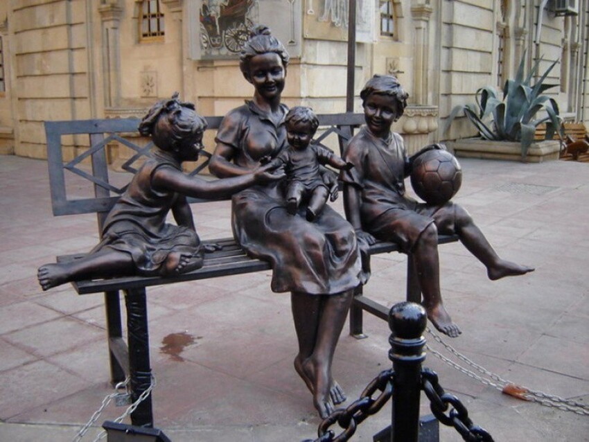 11. «Мама с детьми» Баку, Азербайджан