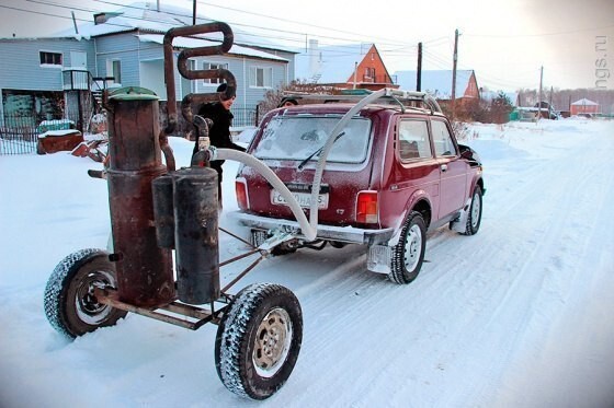30-летний житель Омска решил заменить дорогой бензин на дешевое топливо