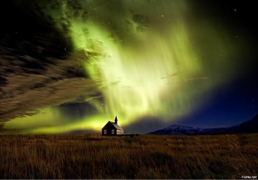 Фантастическое северное сияние над маленькой церковью, Исландия