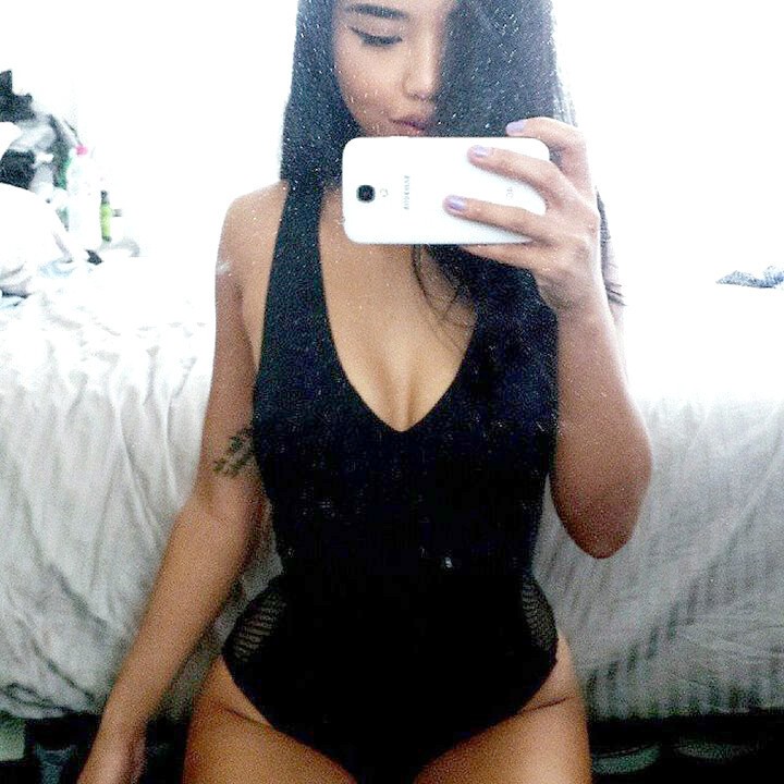 Новая девичья мода фоткать складочу у бедра