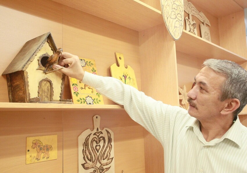 Учитель труда из Алматы вырезает невероятные фигурки из карандашей