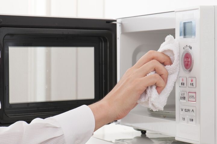 3. Отмойте микроволновую печь