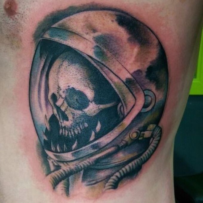 12 призрачных татуировок с космонавтами