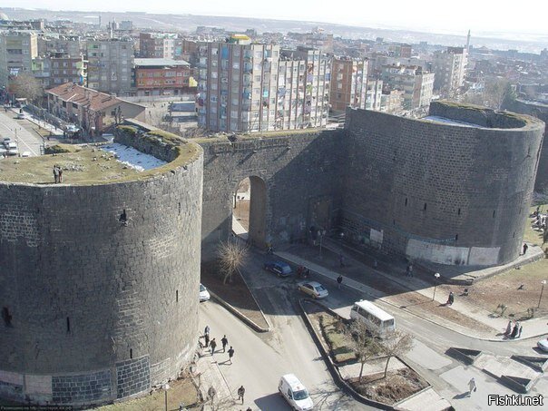 Стена-крепость в турецком городе Диярбакыр